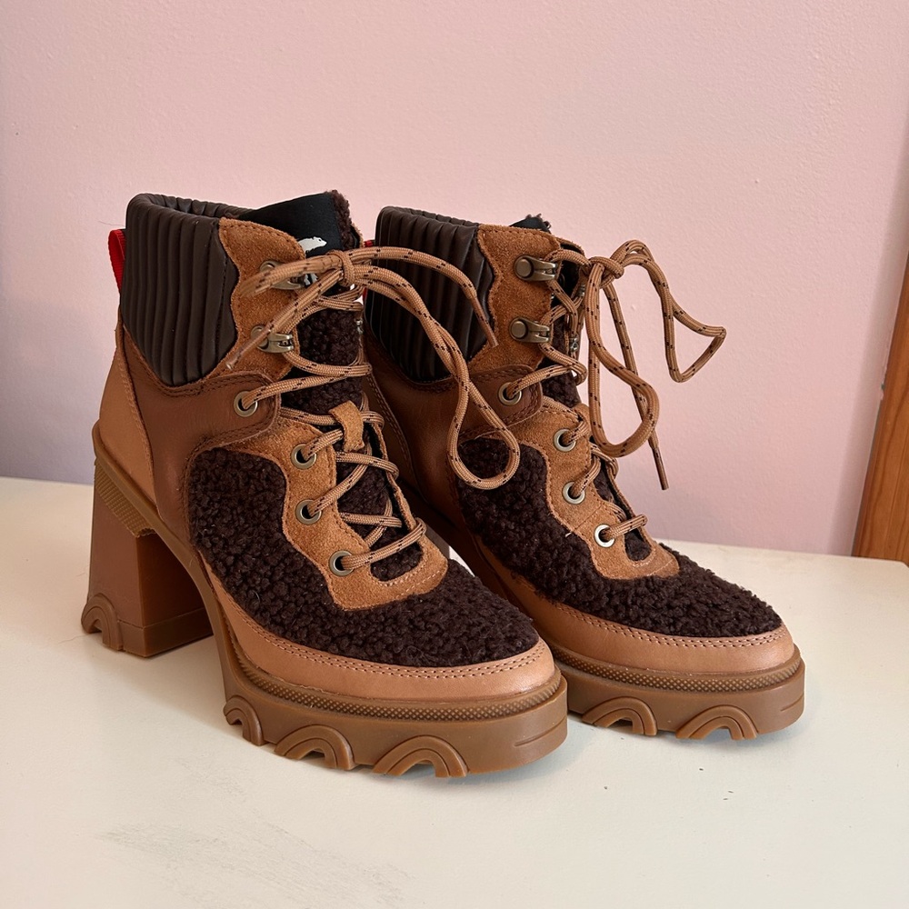 Sorel Lace-Up Women's Boots
